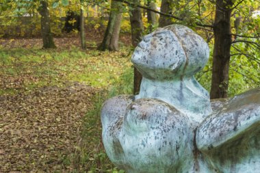 OWCZARNIA, POLAND - 28 EKİM, 2023: Sonbaharda Juan Soriano Heykel Bahçesi.  