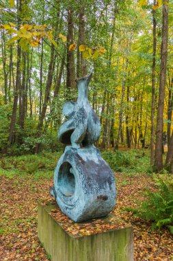 OWCZARNIA, POLAND - 28 EKİM, 2023: Sonbaharda Juan Soriano Heykel Bahçesi.  