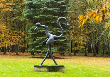 OWCZARNIA, POLAND - 28 EKİM, 2023: Sonbaharda Juan Soriano Heykel Bahçesi.  