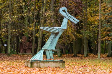 OWCZARNIA, POLAND - 28 EKİM, 2023: Sonbaharda Juan Soriano Heykel Bahçesi.  