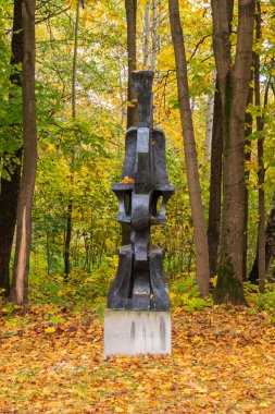 OWCZARNIA, POLAND - 28 EKİM, 2023: Sonbaharda Juan Soriano Heykel Bahçesi.  