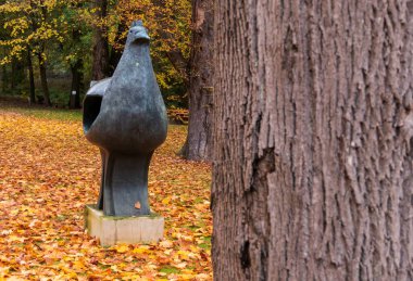 OWCZARNIA, POLAND - 28 EKİM, 2023: Sonbaharda Juan Soriano Heykel Bahçesi.  