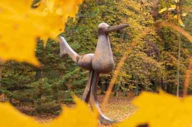 OWCZARNIA, POLAND - 28 EKİM, 2023: Sonbaharda Juan Soriano Heykel Bahçesi.  