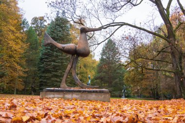 OWCZARNIA, POLAND - 28 EKİM, 2023: Sonbaharda Juan Soriano Heykel Bahçesi.  