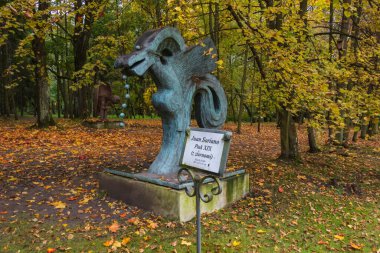 OWCZARNIA, POLAND - 28 EKİM, 2023: Sonbaharda Juan Soriano Heykel Bahçesi.  