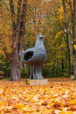 OWCZARNIA, POLAND - 28 EKİM, 2023: Sonbaharda Juan Soriano Heykel Bahçesi.  