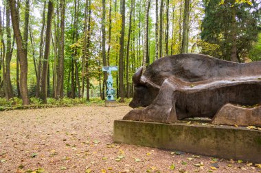 OWCZARNIA, POLAND - 28 EKİM, 2023: Sonbaharda Juan Soriano Heykel Bahçesi.  