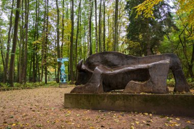 OWCZARNIA, POLAND - 28 EKİM, 2023: Sonbaharda Juan Soriano Heykel Bahçesi.  