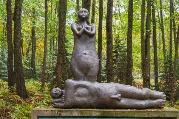 OWCZARNIA, POLAND - 28 EKİM, 2023: Sonbaharda Juan Soriano Heykel Bahçesi.  