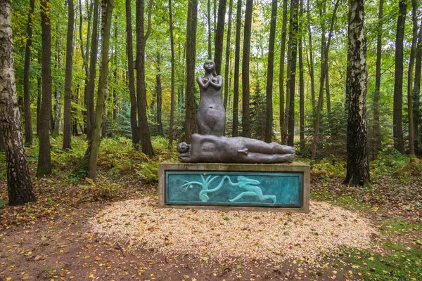 OWCZARNIA, POLAND - 28 EKİM, 2023: Sonbaharda Juan Soriano Heykel Bahçesi.  