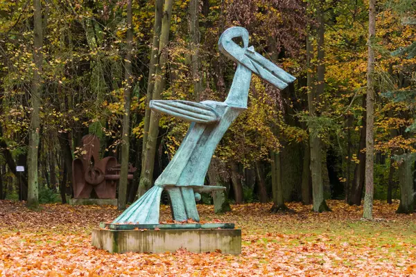 OWCZARNIA, POLAND - 28 EKİM, 2023: Sonbaharda Juan Soriano Heykel Bahçesi.  