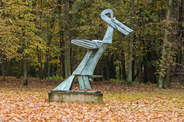 OWCZARNIA, POLAND - 28 EKİM, 2023: Sonbaharda Juan Soriano Heykel Bahçesi.  