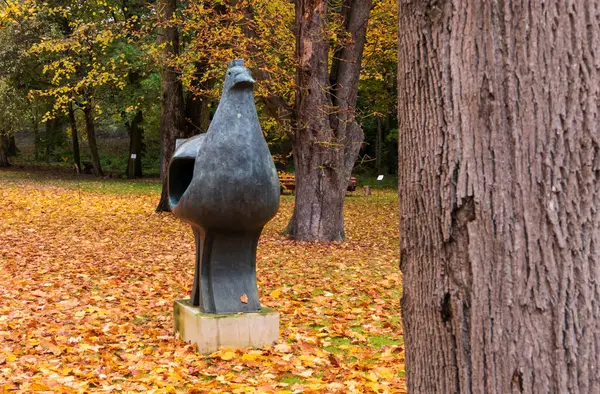 OWCZARNIA, POLAND - 28 EKİM, 2023: Sonbaharda Juan Soriano Heykel Bahçesi.  