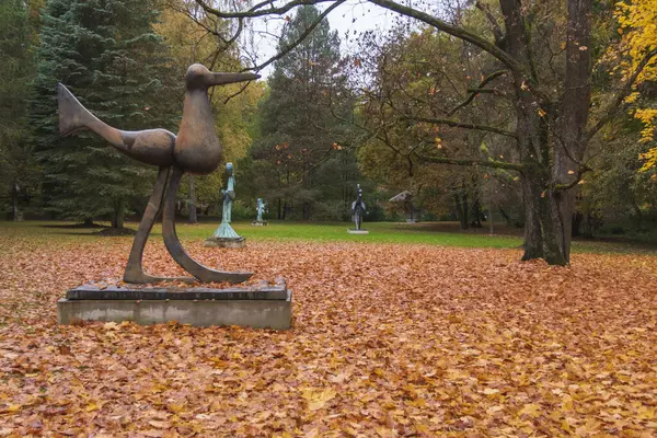 OWCZARNIA, POLAND - 28 EKİM, 2023: Sonbaharda Juan Soriano Heykel Bahçesi.  