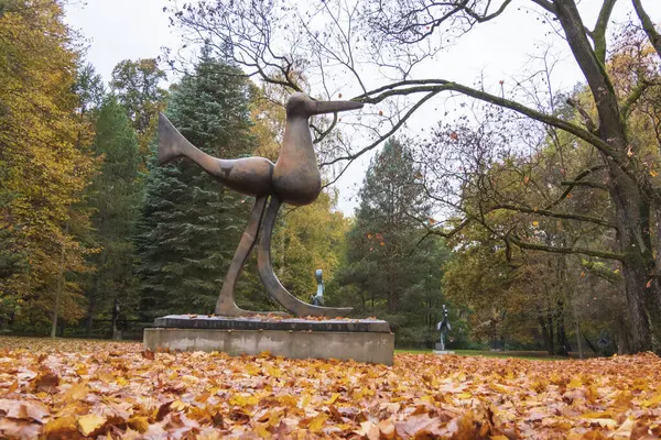 OWCZARNIA, POLAND - 28 EKİM, 2023: Sonbaharda Juan Soriano Heykel Bahçesi.  