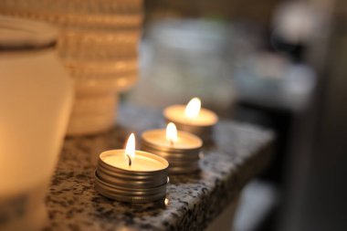 Karanlık bir odada mum.