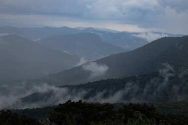 Dağ sırasının güzel manzarası