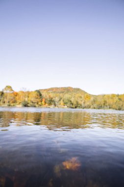 Bir gölü ve nehri olan sonbahar manzarası
