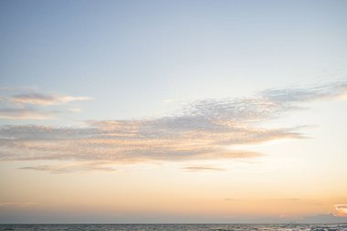 Denizin üzerinde güzel bir gün batımı