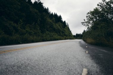 Dağlarda yol