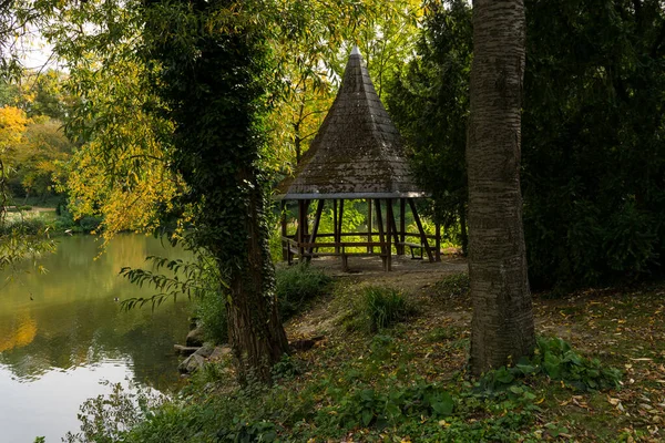Schöner Blick Auf Den Park Mit Teich — Stockfoto