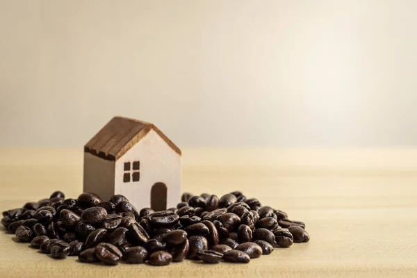 Model Van Een Huis Een Stapel Koffiebonen Bruine Achtergrond — Stockfoto