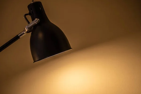 Lampu Fixture Hitam Dengan Latar Belakang Dinding Putih — Stok Foto