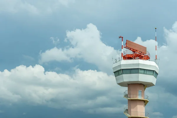 Der Flughafen Kontrollturm Mit Regenwolken Und Gewitter — Stockfoto