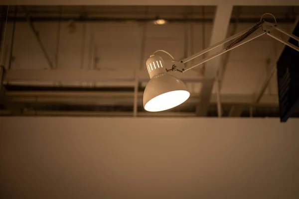 Lampu Putih Dengan Ruangan Cahaya Hangat Perabotan Modern — Stok Foto