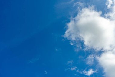 Mavi gökyüzü arkaplanlı ışık bulutu güzel doğa