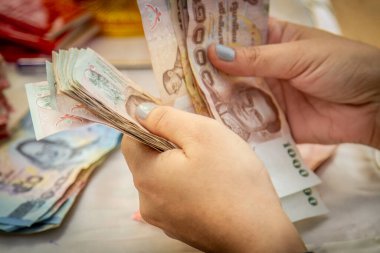 Tayland bahtını sayan eller para, para ödeyen banknotlar