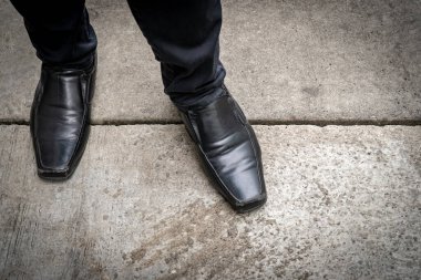 Ayakta duran siyah deri ayaklı klasik.