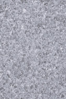 Eski beyaz çakıl taşı zemin, arka plan olarak beyaz mermer, dikey