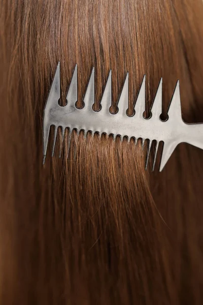 近距离的理发 梳子沿着美丽健康的长流棕色头发 健康的长而流畅的棕色头发 — 图库照片
