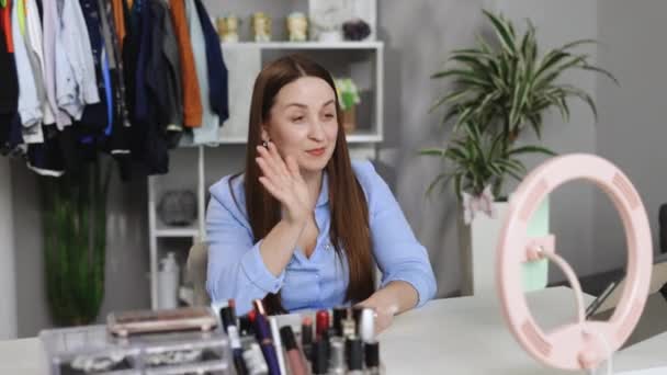 在家里用智能手机摄像头拍摄Vlog 快乐的女性美容美发博客在手机上记录化妆品购物时间或化妆时间 — 图库视频影像