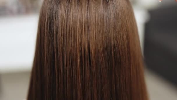 ヘアケアの終わりに 櫛は美しい健康的な長い流れる茶色の髪 テクスチャに沿って移動します 健康な長い滑らかな流れる茶色の髪 — ストック動画