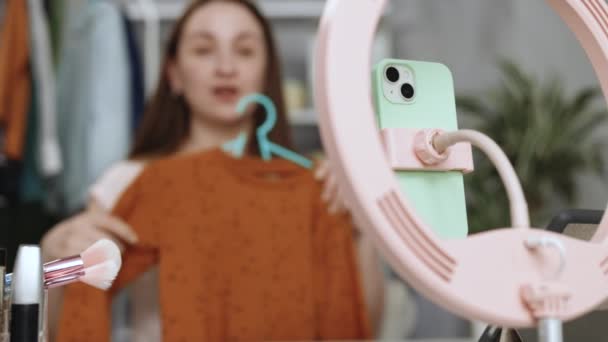Vlogger Mujer Influencer Pyme Tienda Por Menor Sonrisa Disfrutar Venta — Vídeo de stock