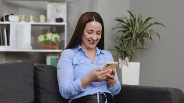 Χαμογελώντας Όμορφη Γυναίκα Κρατώντας Smartphone Χρησιμοποιώντας Κινητό Τηλέφωνο Σύγχρονη Τεχνολογία — Αρχείο Βίντεο