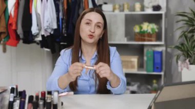 Güzel kadın portresi ve profesyonel güzellik makyaj sanatçısı vlogger veya blog yazarı web sitesinde veya sosyal medyada paylaşmak için makyaj dersi alıyorlar. Sosyal medya kavramı üzerinde iş çevrimiçi etkileyiciName.