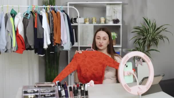 Blogger Femeie Care Arată Haine Casual Colorate Camera Stilist Fata — Videoclip de stoc