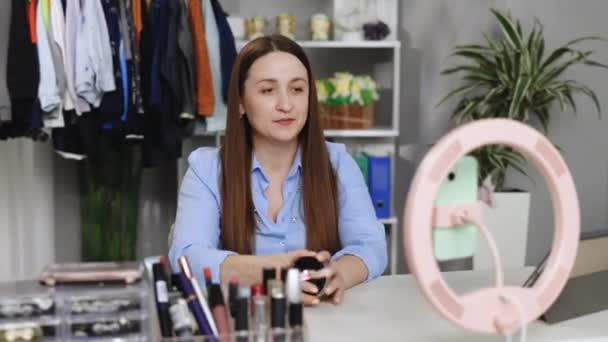 Lächeln Junge Kaukasische Frau Winken Gruß Mit Abonnenten Schießen Vlog — Stockvideo