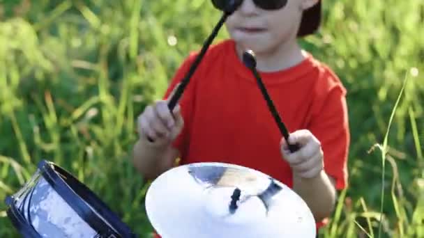 Szczęśliwe Kaukaskie Dziecko Bije Bęben Zabawek Mały Zabawny Chłopiec Gra — Wideo stockowe