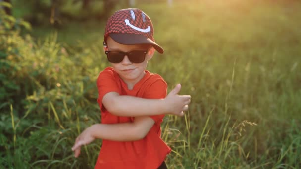 Портрет Маленького Хлопчика Який Дивиться Камеру Схрещеними Руками Заході Сонця — стокове відео