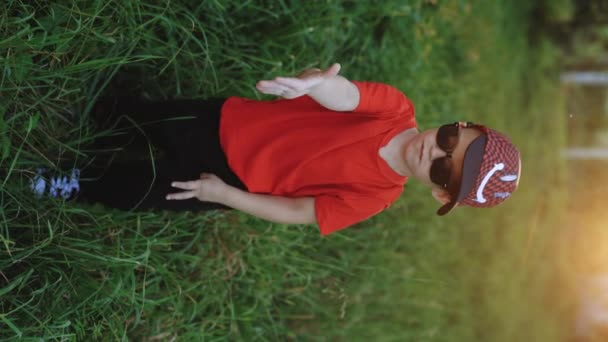 Вертикальне Відео Смішного Хлопчика Який Позує Танцює Заході Сонця Отримує — стокове відео