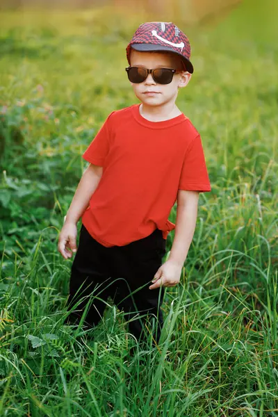 Gün batımında kameraya bakan küçük çocuk portresi. Hırslı gençler. Genç nesil. Yaşam biçimi