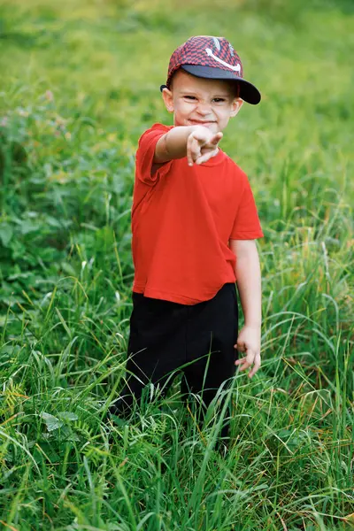 Gün batımında dans eden komik çocuk. Eğlenceli ve olumlu duygular besliyor. Gülen erkek çocuğun sevinmesi tatilde dans etmenin rahatladığını gösteriyor. Genç nesil. Yaşam biçimi.