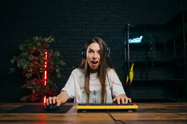 Menina Adolescente Chocada Fones Ouvido Joga Jogos Online Computador Olha — Fotografia de Stock