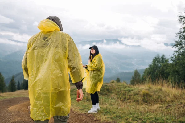 Turistas Capas Chuva Amarelas Estão Nas Montanhas Contra Fundo Vistas — Fotografia de Stock