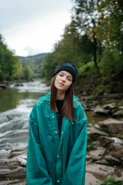 Retrato Uma Mulher Atraente Uma Capa Chuva Verde Nas Montanhas — Fotografia de Stock
