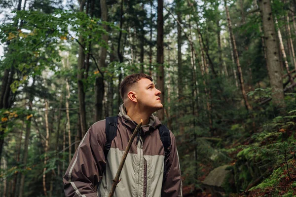 Retrato Turista Masculino Roupas Casuais Caminhando Pela Floresta Nas Montanhas — Fotografia de Stock